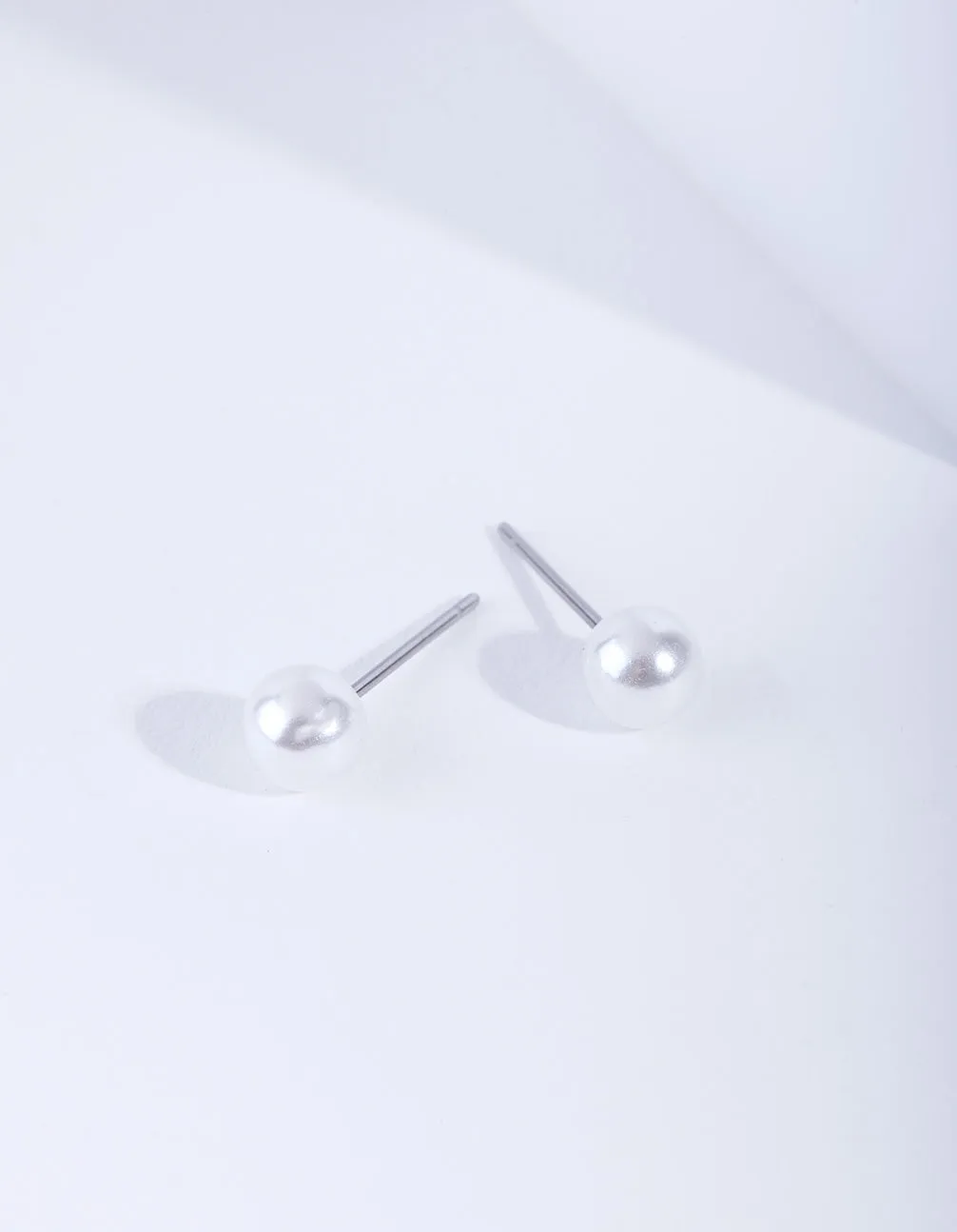Elegant Decor 4mm Pearl Stud Earrings