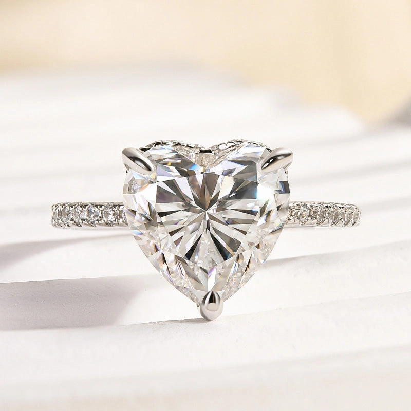 Alluring Edge Shiny Pieces Moissanite Elegant 4.0 Carat Heart Cut Engagement Ring In Sterling Silver