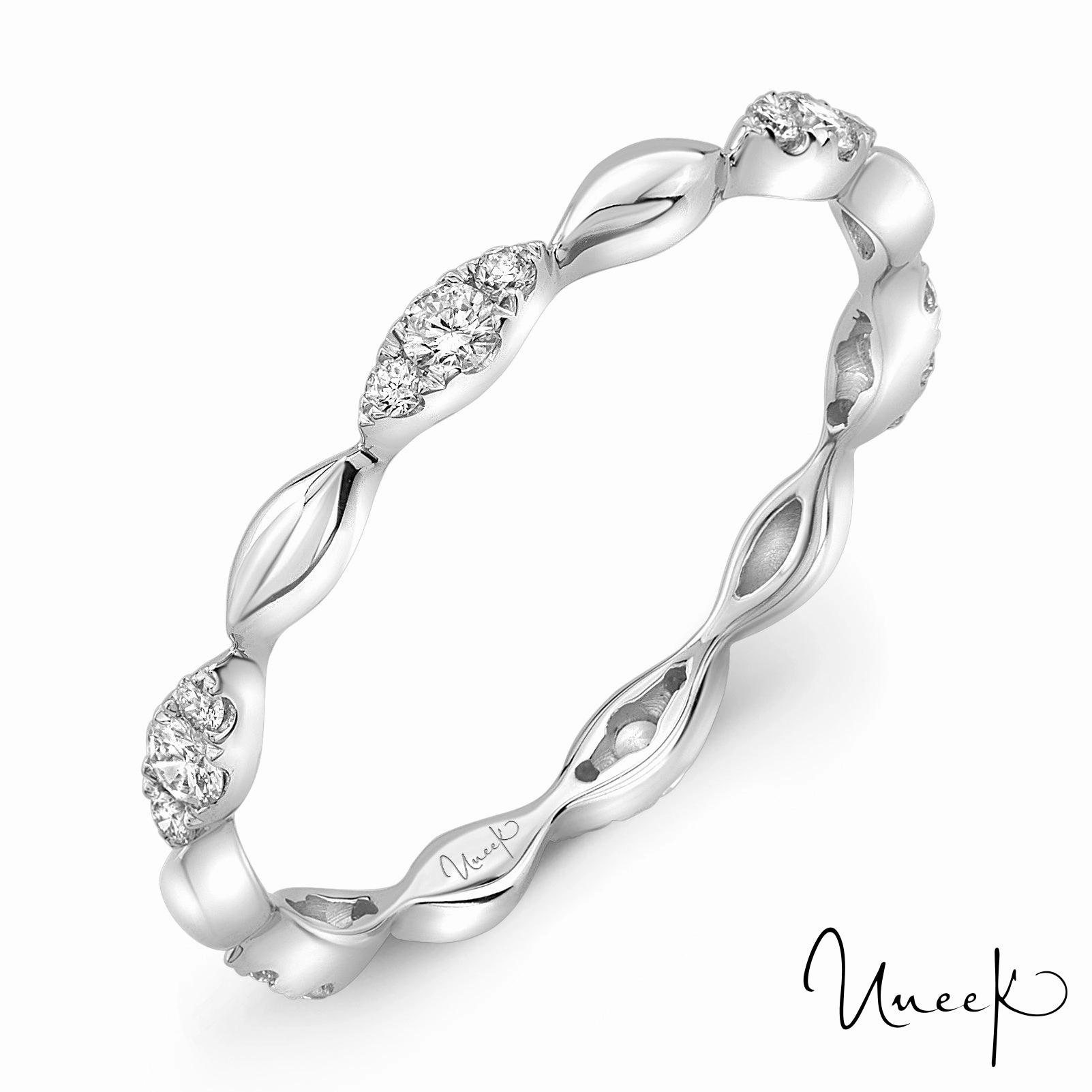 DIAMOND STACKABLE BAND Close Detail Graceful Sparkle