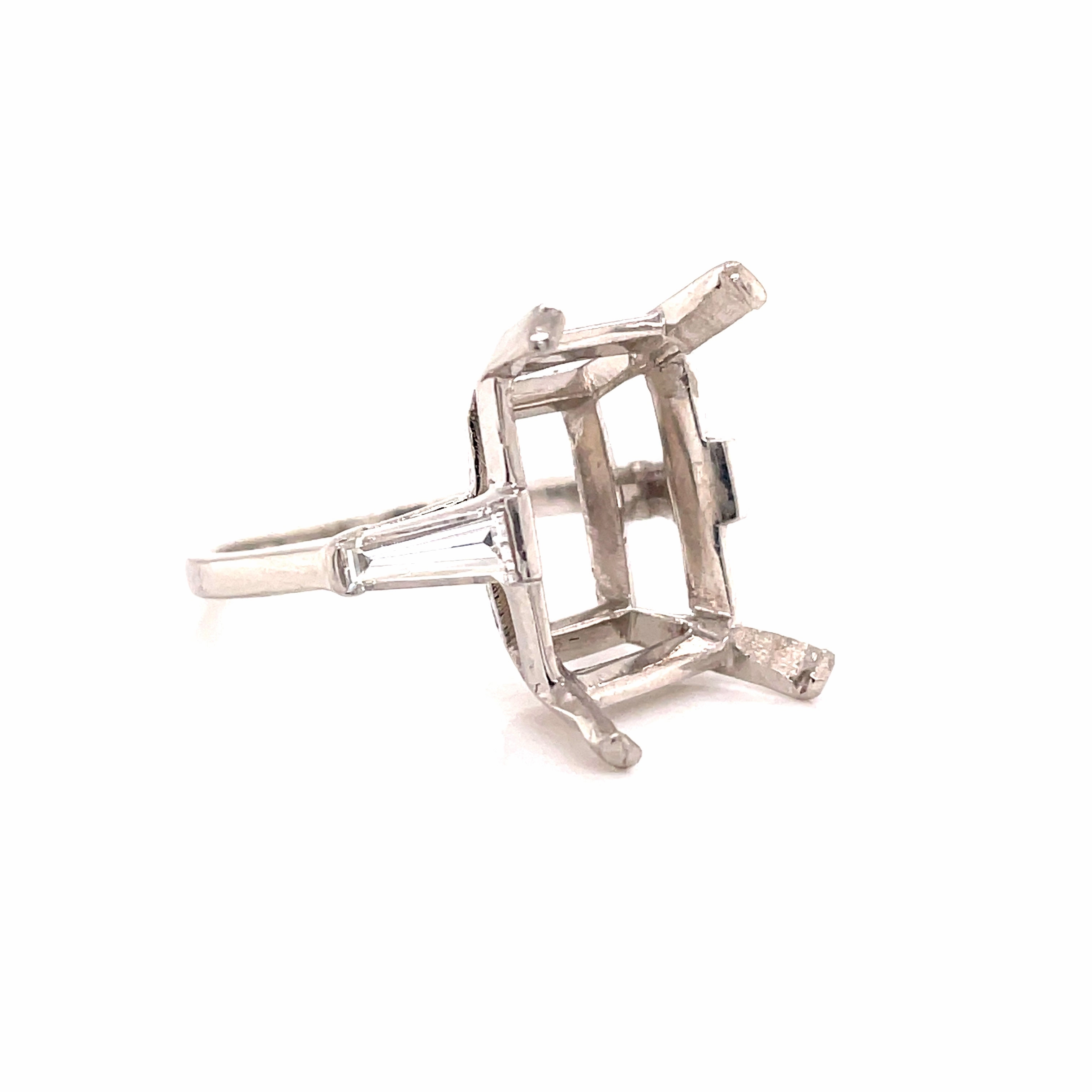 Everyday Layer Sleek Highlight SEMI-MOUNT FOR EMERALD SHAPED STONE