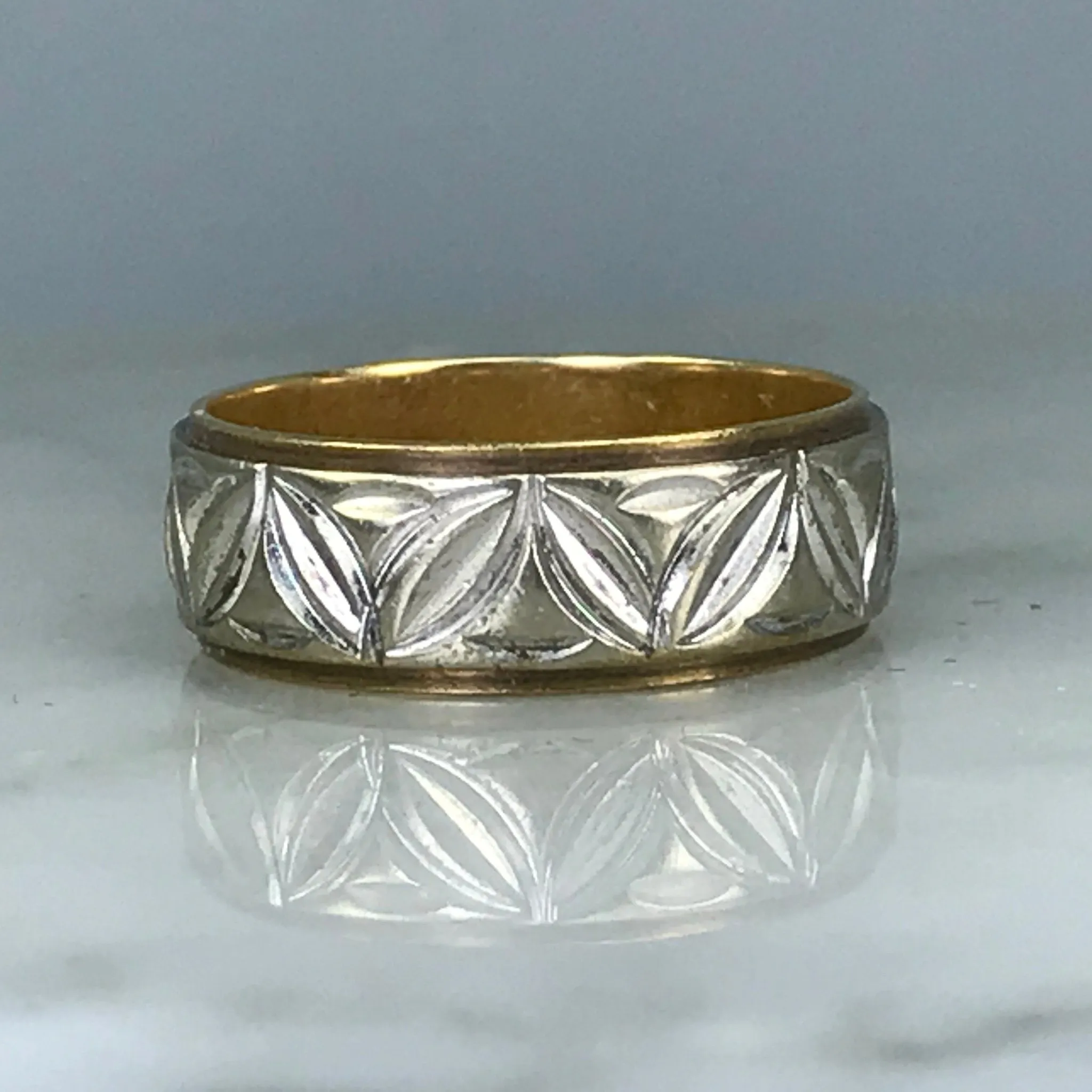 Etched Gold Wedding Band. 10K Yellow and White Gold. Size 6 US. Stacking Ring. Circa 1960. Traditional Look
