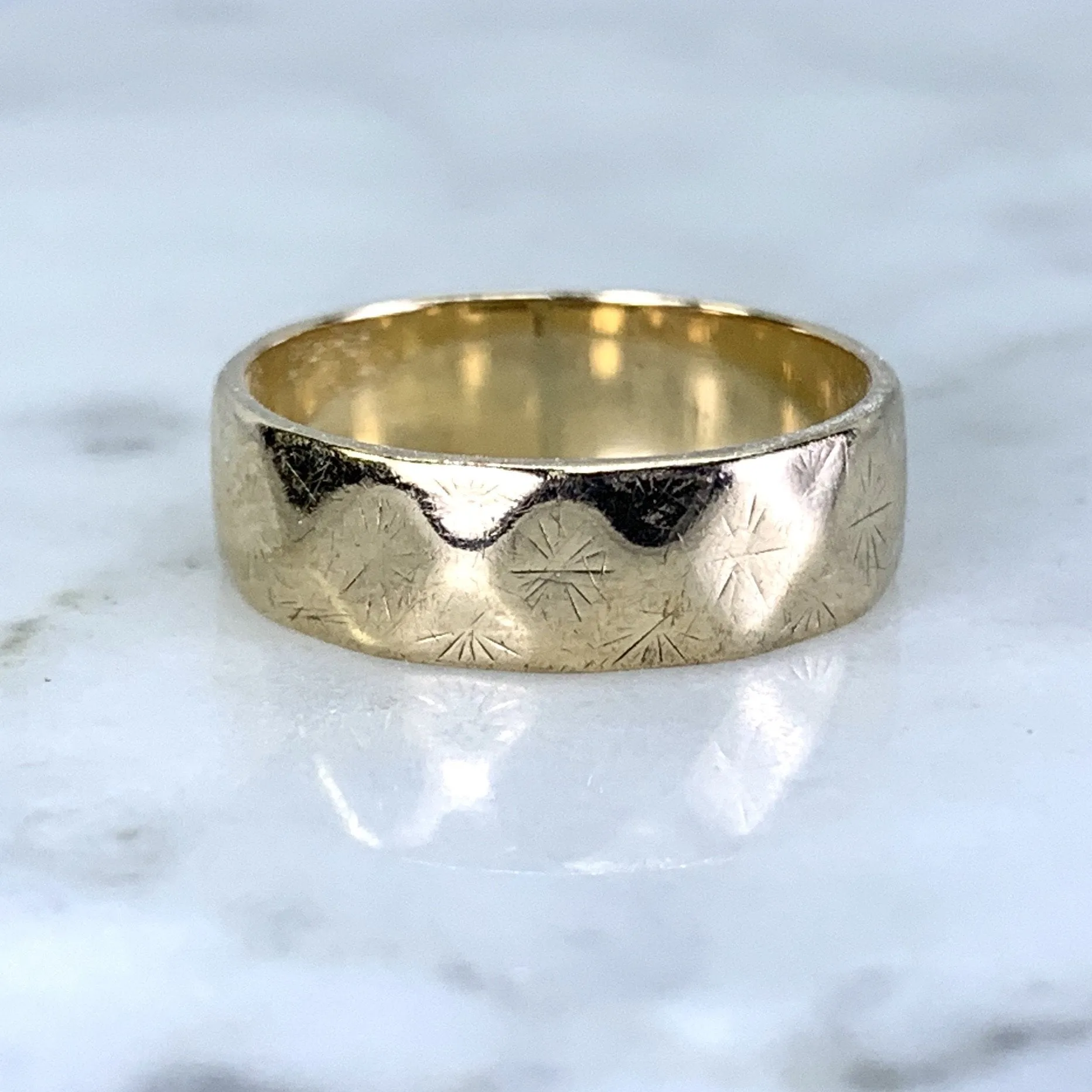 1960s Etched Gold Wedding Band or Stacking Ring in 9k Yellow Gold. Estate Jewelry. Size 4 1/2. Minimal Pop