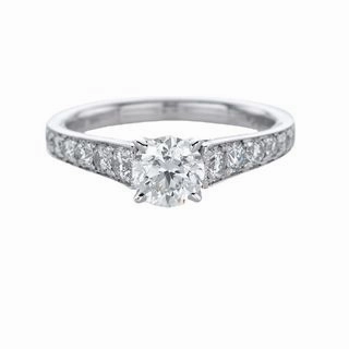 DIAMOND RING Subtle Spark Elegant Radiance