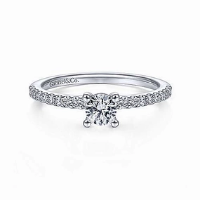 Cool Contrast Opulent Design 14 Karat White Gold Solitaire Engagement Ring (.85cttw)
